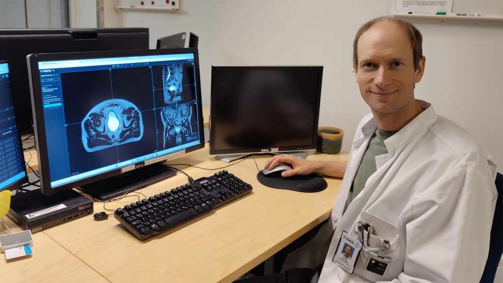 Sami Suilamo sitting at his computer with a contoured image on the monitor